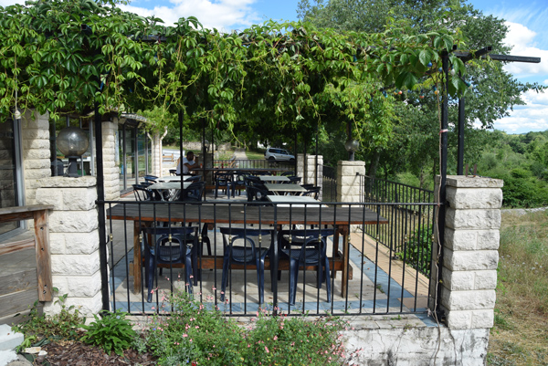 Terrasse ombragée au restaurant Chaulet Village