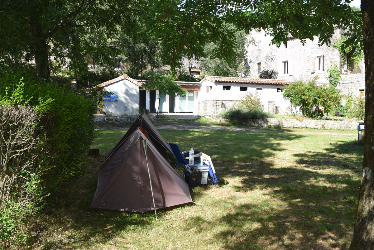 Ruhiger und schattiger Zeltplatz