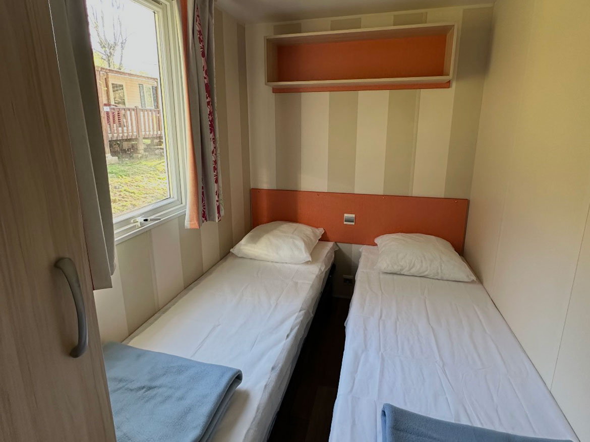 Intérieur chambre deux lits mobile-home